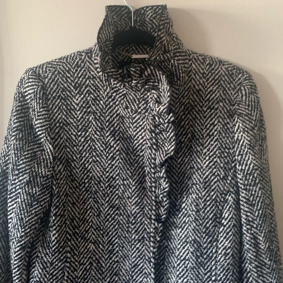 NWT DKNY Wool blend coat with ruffled sleeves and neckline - Picture 6 of 13